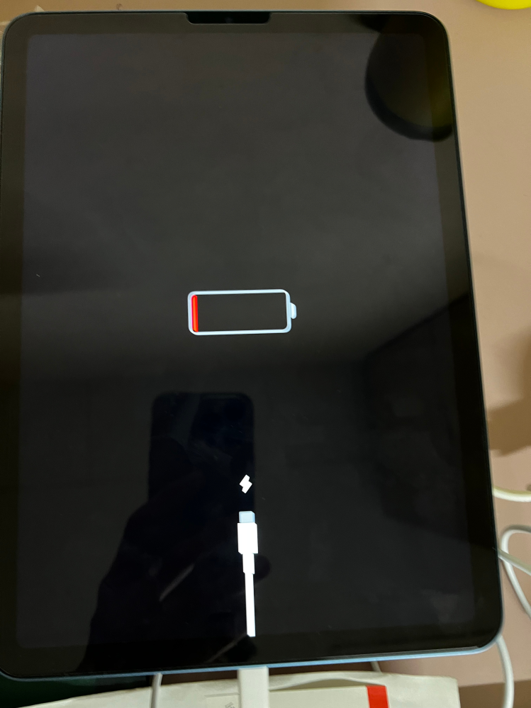 Apple iPad 第5世代 本体　128G 充電しずらい iPadAir5が充電できません。 - 再起動しました。Apple純正の
