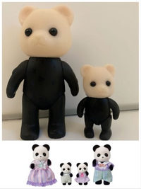 シルバニアファミリーのパンダファミリーが汚れたのでオキシクリーン漬けにしたら黒いフロッキー加工(？)だけベランと綺麗に剥がれてしまいました…。
顔は剥がれず、フワフワです。 一緒に漬けたショコラうさぎも無傷です。
パンダはシャワーで洗い流した水圧で皮を剥いだように一気にめくれました。
黒い部分は白い部分と造りが違うのでしょうか？
現在、パンダの首から下の黒い部分と耳はプラスチック剥き出しです...