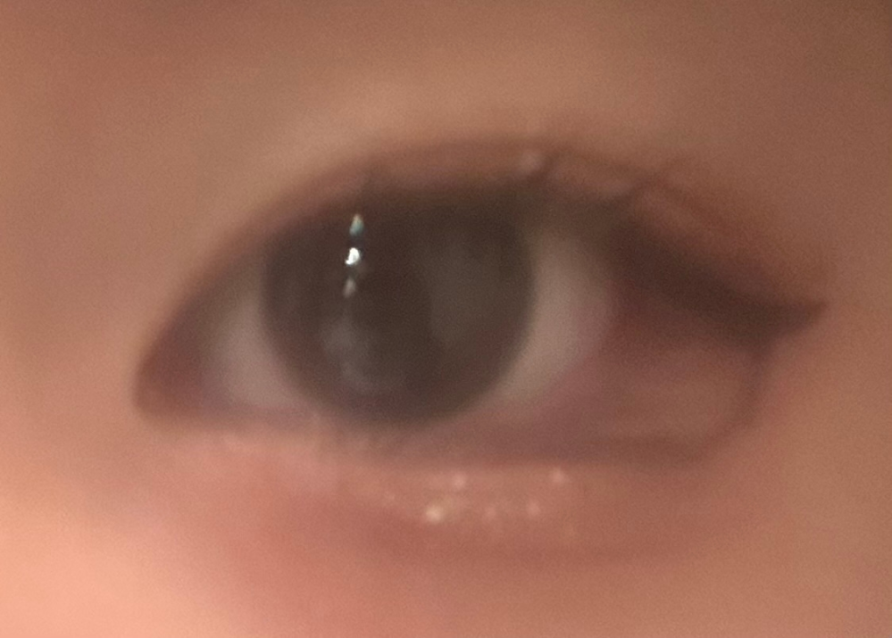 中2女子です。 地雷系を目指しています。 写真は裸眼の状態でメイクしたものなのですが変ですか…？ カラコンはやはりつけたほうがいいのでしょうか？ その場合はキャンマジの3番は合いますか？ またアドバイスとかあったら教えてほしいです！！