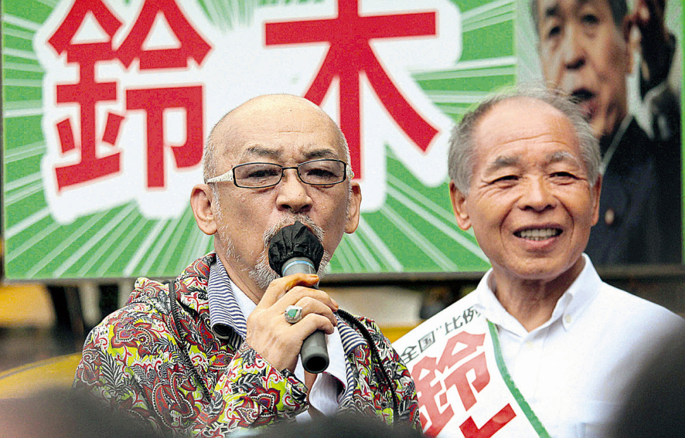 大谷翔平が政治的発言をしたらどう思いますか。 ・・・・・・・・・・・・・・・・・・・・・ 日本のスポーツ選手は政治的発言をしない。 海外のスポーツ選手は政治的発言をしている。 などと言う人がいますが。 よく分からないのですが。 例えば大谷翔平は今の日本の政治をＳＮＳで批判するような発言をしたら支持しますか。 と質問したら。 大谷翔平が政権批判していたらなにか変。 という回答がありそうですが。 芸能人などの有名人が政治について黙っていると卑怯だ。 海外の有名人は政治に政治的発言をしている。 などと語る人がいますが。 それはそれとして。 ダルビッシュ有でも田中将大でもイチローでも松井秀喜でも誰でもいいのですか。 大谷翔平が政治家を支持したり。政治家を批判するような発言をしたらどう思いますか。 余談ですが。 アメリカの有名俳優が「クジラを獲るな」とか言って捕鯨反対の団体を支持したり。