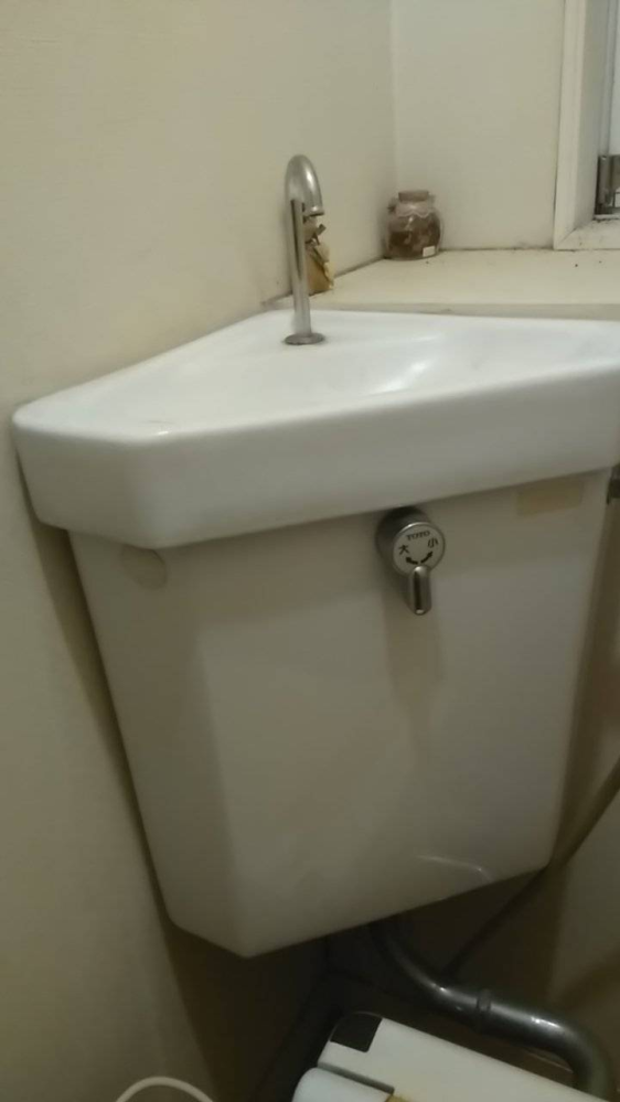 下記の写真のトイレの水洗具で、小便の後にレバーを右に回して水を流してトイレを出た後になおずっと流れ続けていることに気が付くことが、１０回に１回ぐらいあります。 気がついたら大便後用へレバーを回すとすぐに流れが止まります。これはボールタップの劣化が原因なのではなく、調節が不全なのではないかと思うのですが、ユーチューブで同じような症状を治す動画が見つかりません。アドバイスをお願いします。