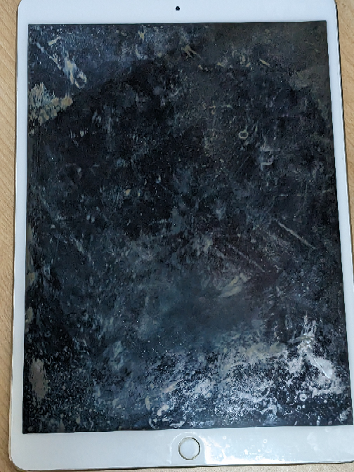 【至急】中古で買ったiPadが死ぬほど汚いです。何度もアルコールで拭きましたが全然落ちません。どうすれば綺麗に落ちますか？