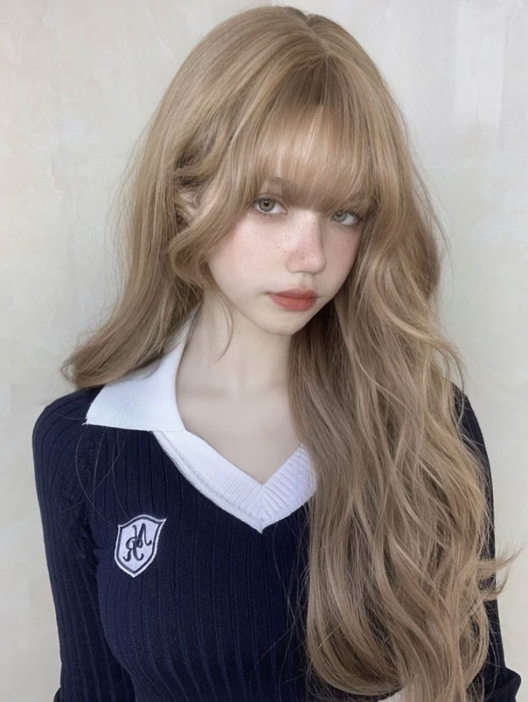 この画像の女の子名前を教えてください。あとなんのSNSにこの子のアカウントがありますか？出来ればIDも教えて欲しいです