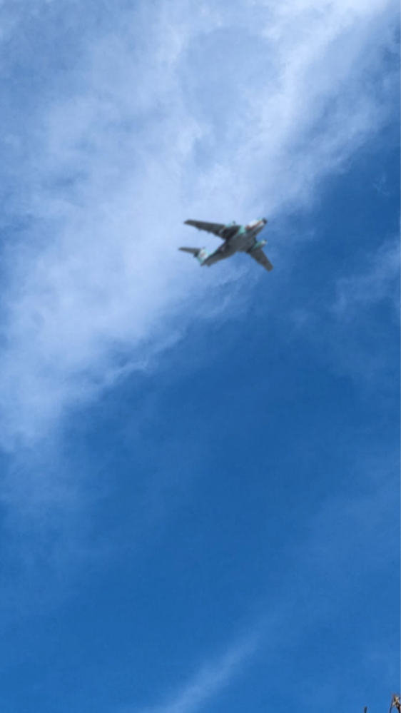 千葉県の上空に自衛隊の輸送機が上空を午前中、低空通過していきました。 場所は千葉県市原市の上空です。 この輸送機は航空自衛隊のC-1っていう輸送機で合ってるでしょうか？？ 迷彩柄が見えるので、個人的にはC-1だと思うのですが^^; 埼玉県の航空自衛隊入間基地から飛んできた輸送機でしょうか？？ 自衛隊の軍用機についてご存知の方、教えてくださいm(_ _)m