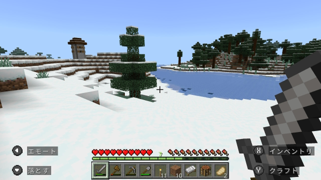 マイクラについてです！ マイクラ初心者で家を氷雪地帯？に建てて周りを探索してたら画像の左奥の家があったんですけどこれって村人の家ですか？魔女の家みたいのがあるって聞いたことがあって怖くて行けないです。 誰か教えてください‬т т