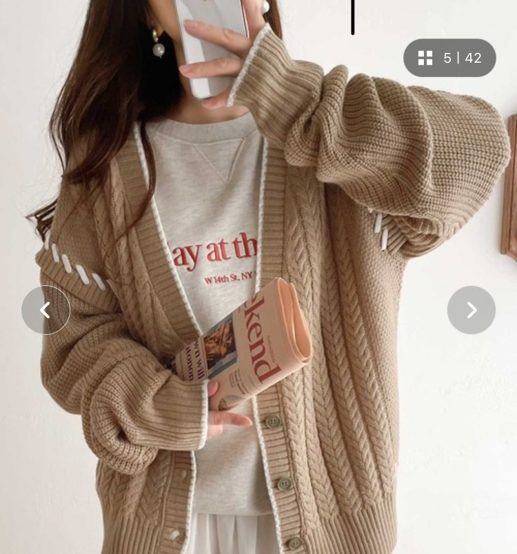 高校一年生です。 このカーディガンを買おうか迷っています。 まだ年齢的に早いと思いますか？