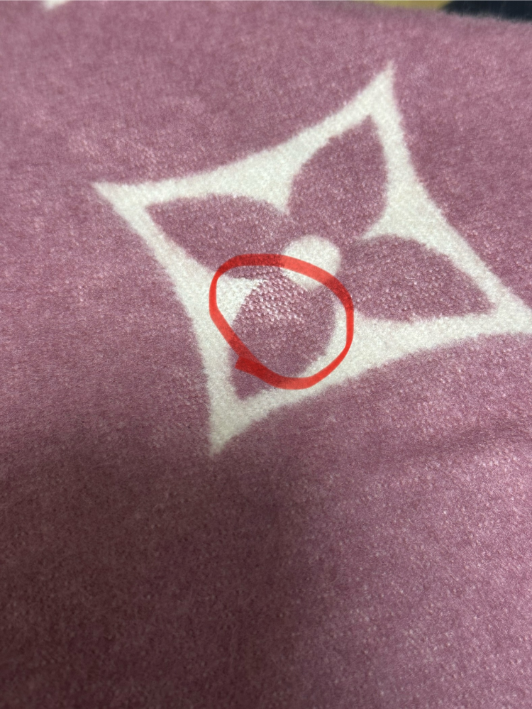 ヴィトンのカシミヤマフラーの毛玉取りをした所このように一部薄くなってしまいました。 大丈夫なのでしょうか？ やりすぎということでしょうか？