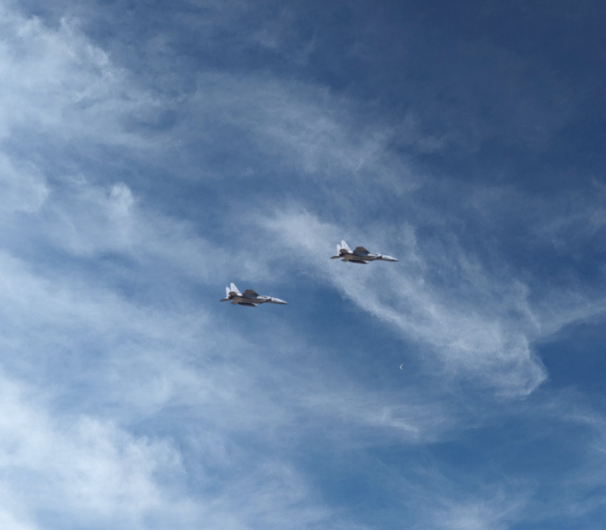 北海道の上空、釧路市で戦闘機が2機編隊で通過していきました。 場所は北海道釧路市の上空で、太平洋の海の方向に向かっていきました。 物凄い轟音でうるさかったです。 この戦闘機は自衛隊？米軍？の戦闘機でしょうか？？ また、どこの基地に所属する戦闘機でしょうか？？ ミリタリー(軍用機)等に詳しい方、教えてください、よろしくお願いします。