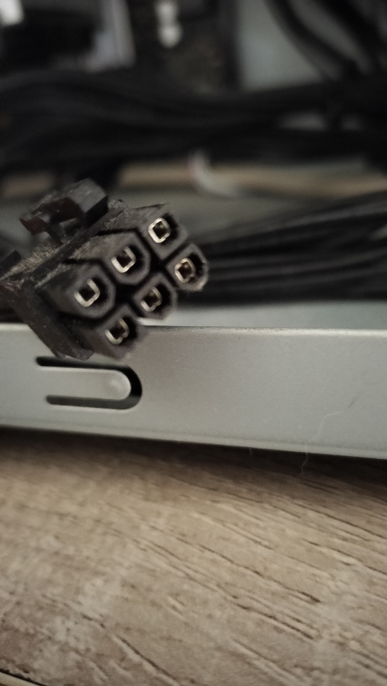 これって補助電源ってやつですか？