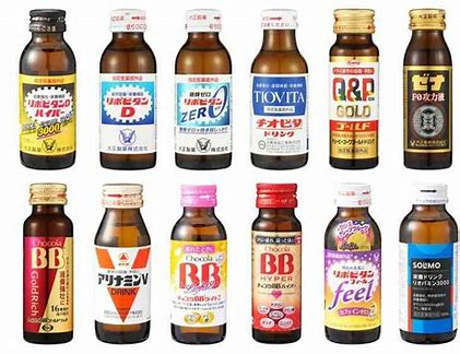 レッドブルが２００円するのはボッタくり。 ・・・・・・・・・・・・・・・・・・・ 水に味を付けて売っているだけなのに２００円はボッタくり。 ボッタくっているからレッドブルはモータースポーツに大金を投資できる。 などと言う人がYahoo!知恵袋に多いですが。 よく分からないのですが。 エナジードリンクを日本語に訳すと栄養ドリンクですが。 日本の栄養ドリンクて５００円とか１０００円とか１５００円するのでは。 むしろレッドブルてあの量で２００円だと激安なのでは。 と質問したら。 エナジードリンクなんか水に味を付けただけ。 という回答がありそうですが。 その味が高いのでは。 それはそれとして。 Ｆ１とかmotogpとかでは昔のキャメルとマルボロみたいにレッドブルとモンスターエナジが存在感を示していますが。 レッドブルはボッタくりなどと言いますが。 日本の栄養ドリンクのほうがレッドブルよりボッタくりなのでは。 余談ですが。 疲れたらエナジードリンクを飲むよりも。 寝たほうが疲れは取れると思うのですが。