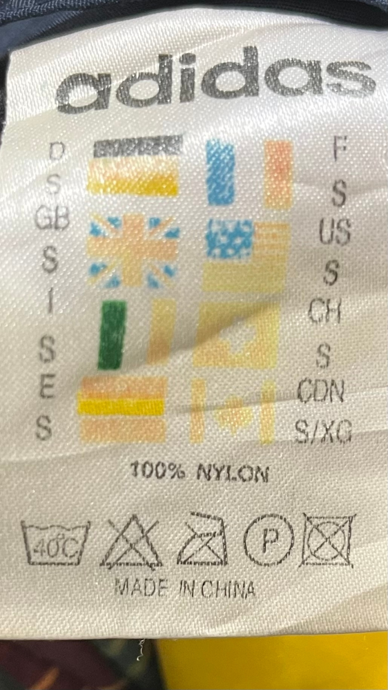 以前古着屋でadidasのアウターを買ったのですが、タグを見て何年代のものか分かる方いますか？知りたいです。