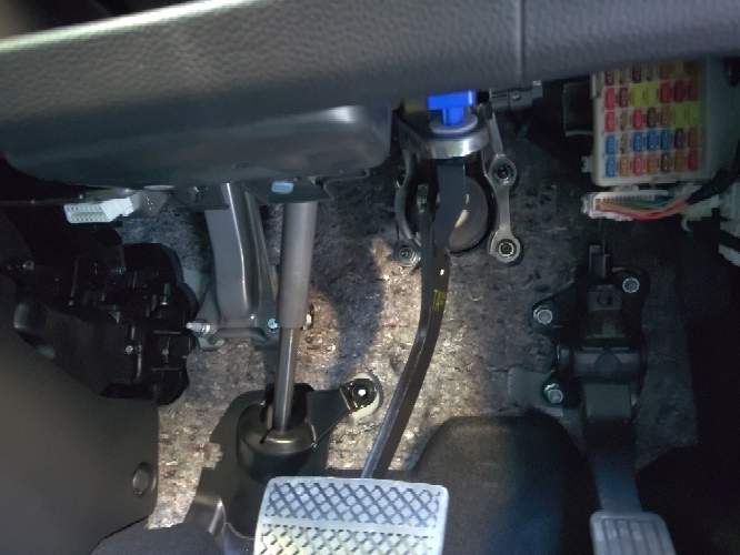 運転席の下の部分が綿が見えててむき出しになっているように思えるのですが、これは通常の状態なのでしょうか？ 車種はN BOXです。 わかる方がいらっしゃいましたら教えて下さい。