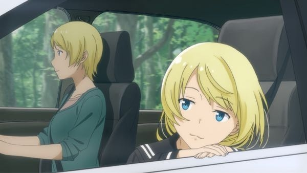 右の子の名前とアニメのタイトルは何ですか？