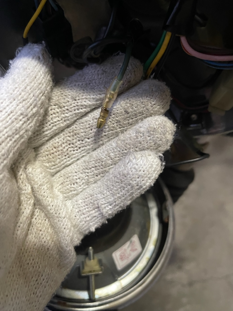 ビラーゴ250にのっています。 ウィンカーを交換しようと思いAmazonで購入したウィンカーを取り付けたところ点滅が早かったのですが、これは電球を交換することで直りますか？ また、購入したウィンカーはすでに取り付けられていたウィンカーよりも先のピンのサイズが小さくバイク側のメスピンにうまく接続できません。大きいものに取り替えることはできますか？写真のピンの名称などわかる方いらっしゃいましたら教えてください、、