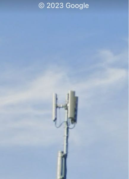下の写真の基地局のキャリアはなんですか？