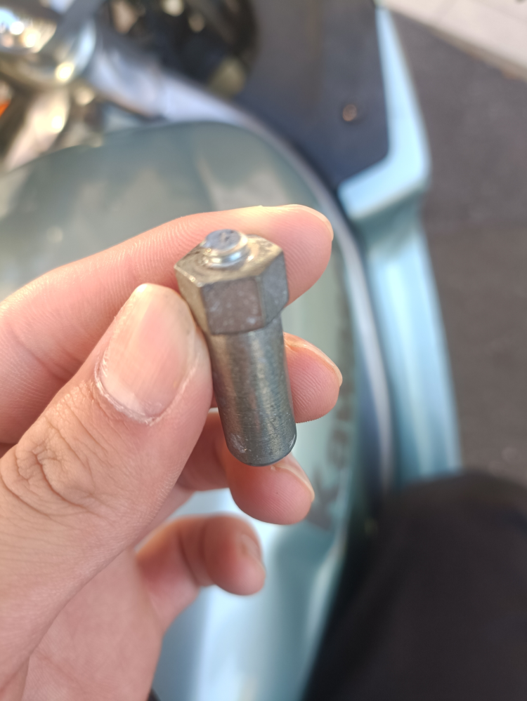 緊急です 1997年のZZR250に乗っています ツーリング中立ちゴケしてしまい、右に転倒してしまいました。その時、足元にこのパーツが落ちていました。これはなんのパーツなのでしょうか？ちなみに、普通に走ったり泊まったり、ギアを変えたりは出来ました。