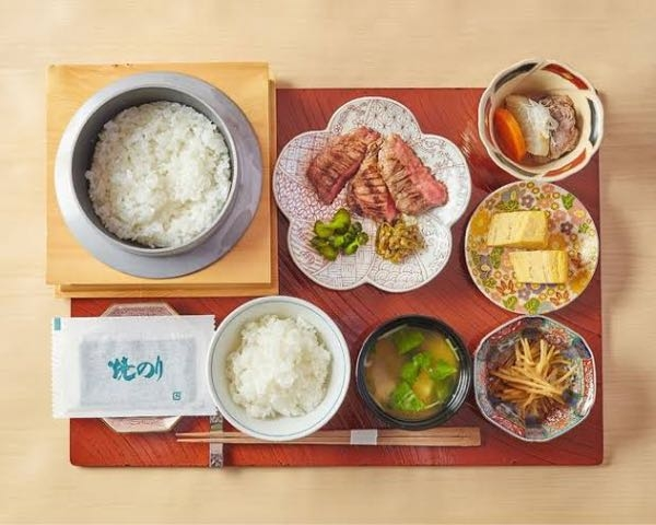 恵比寿の釜元たんというお店に行ったのですが、そこで食べた緑色のお漬物がとても美味しかったです。 あの漬物はなんの漬物ですか？？画像真ん中上のお皿の左側の緑のやつです。