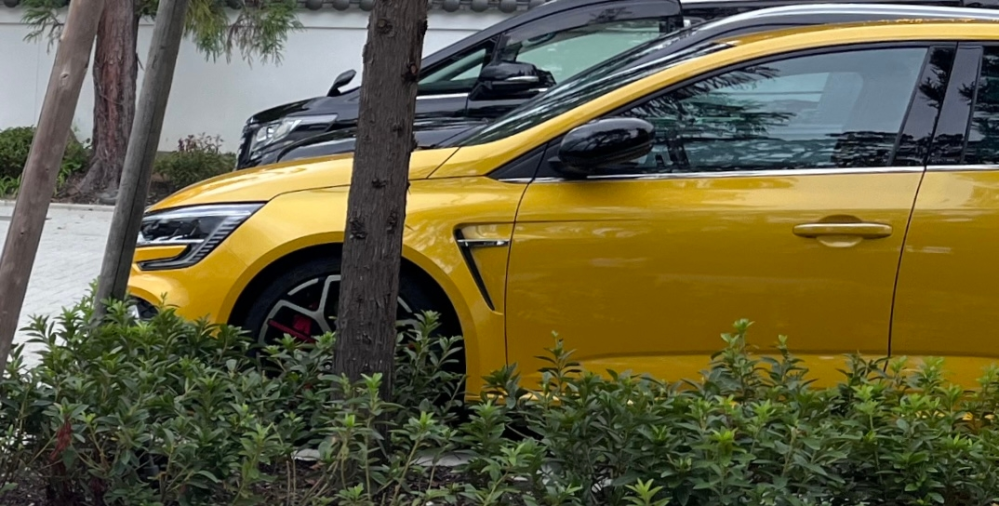 この車のメーカーと車種を教えてください。 かっこいいと思い調べてみましたがBMW？？でしょうか？はっきりとは分かりませんでした。