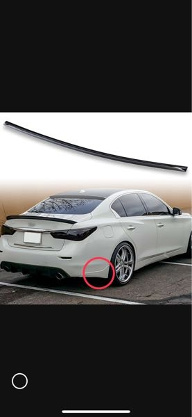 車のパーツについて。 写真の赤丸で囲った部分の名称はなんと言いますでしょうか？ 実際見ると、ここの部分だけどネジで取り外せる印象です。 リアバンパーのサイドエアロカバー？ 詳しい方よろしくお願いします。