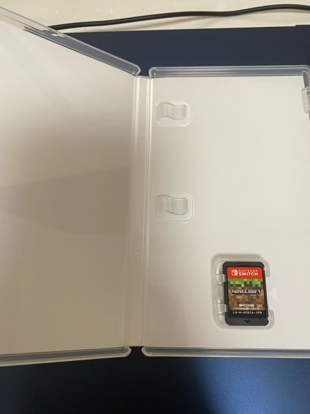 【緊急】どなたか詳しい方教えてください！！ 先ほどAmazonで購入したSwitch版Minecraftが届きました。 開封してパッケージをを開けたところカセットがポツンと入っているだけで背景？や広告の冊子などが何も入っていませんでした。 他にもSwitchのカセットを購入したことがあり、その全てのカセットに背景と冊子のようなものが入っています。 開けた時に違和感があり、簡単にネットで検索したところ、他のSwitchゲームでも背景が何もなくカセットのみの偽物が出回っていると出て来ました。 私が購入した物も偽物でしょうか？ また偽物、本物を見分ける方法などご存知の方がいらっしゃいましたら教えてください！