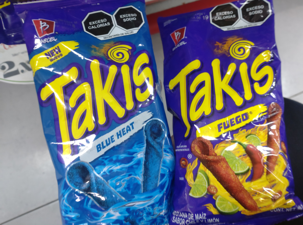 メキシコで見つけた、左の青いスナック菓子。食べたことある方、是非とも感想を聞かせてください！右のはアメリカやメキシコでよく見かけますし、食べたことあるのですが。青いものは初めて見ました。 どんな味なのか、まったく想像できません。とても気になるけど買う勇気はありません、、、