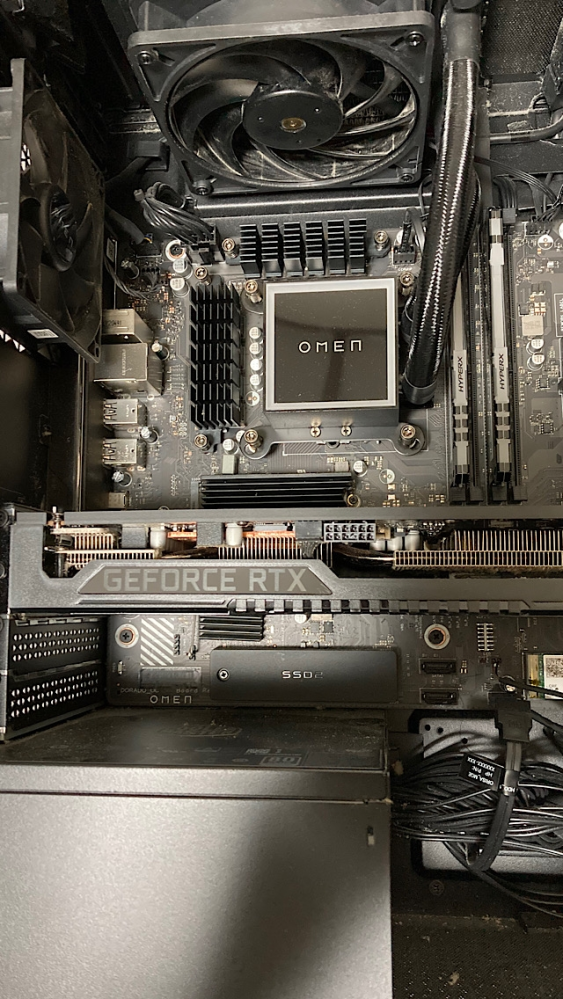 omen２５l SSDを交換したいのですが、 どれが古いSSDでしょうか？ 下のケースの中でしょうか？ である場合、もう一つ分かりません。 公式の動画を見ましたがSSDは剥き出しでした。こちらのケースはドライバーなしで手で外せるのでしょうか？