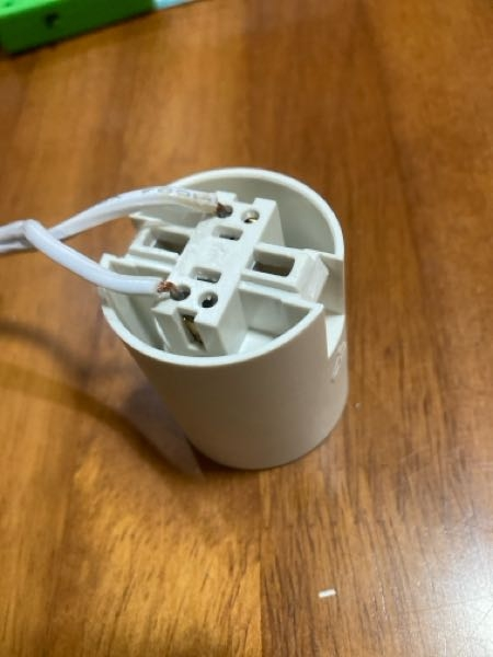 電球のソケットの電線を外したいのですがどうすれば外せますか？