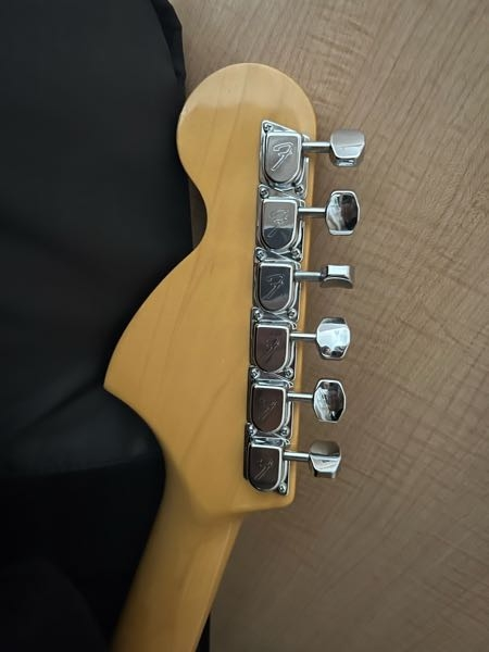 ラージヘッドのストラトをゴトーのマグナムロックペグに変更