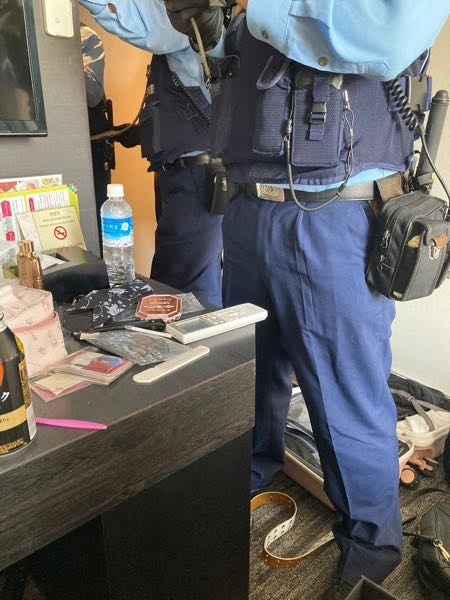 大阪府警の警察官が腰につけているポシェット？ポーチ？ - （無線機