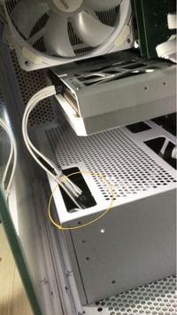 stormのPG-PSKKS47を購入しました。
コードが抜けてるように見えますがこれは元々ですか。
上の蓋を開けて少し動かしてみたのですが、短くて固いので元々なのかな？とも思います。 もしコードが抜けているなら指すためにpcを解体するのは難しいですか。