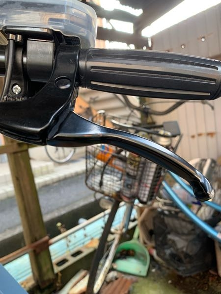 台風で電動自転車が倒れてしまい、ハンドルについているコントロール