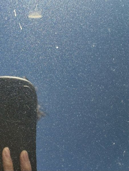 車のボンネットを見たら結構なキズついてたんですけどこれってイタ