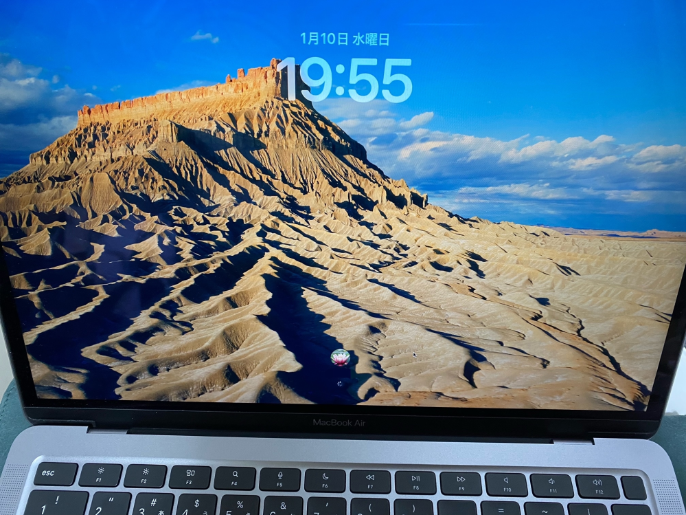 Macのログイン画面でパスワードを入力したあと、画像のようにずっと 