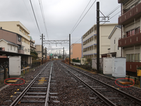 名鉄の線路にある、黄色い四角形の物は何でしょうか。
写真の赤で囲った部分です。
大体線路の両側に2個で対になっています。 