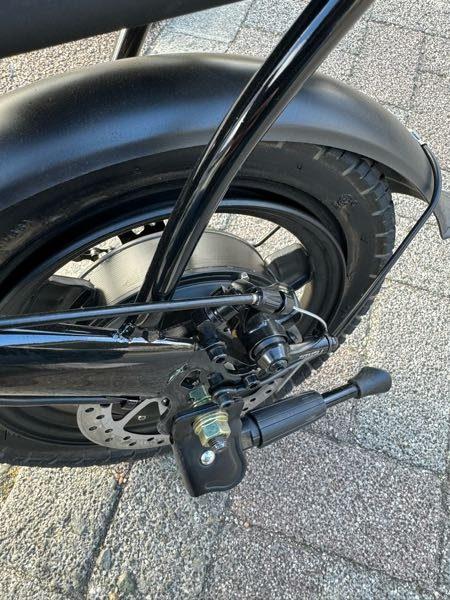 アクセル付きフル電動式モペット型自転車。E-RUNがパンクしたのですが