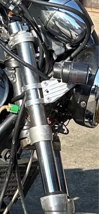 ゼファー400を最近買いました。ヘッドライトステーがこれがつい 