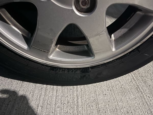 タイヤ交換してもらった後に見てみると何か塗られてるようなのですがこれは何でしょうか？