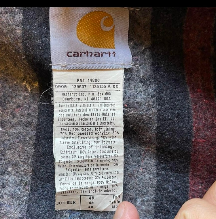 Carharttのデトロイトジャケットついて質問です。 添付画像のデトロイトジャケットは偽物でしょうか？水平ステッチ、企業ロゴ付いています。本物かも思うのですが皆さんの意見をお聞きしたいです。よろしくお願いいたします。
