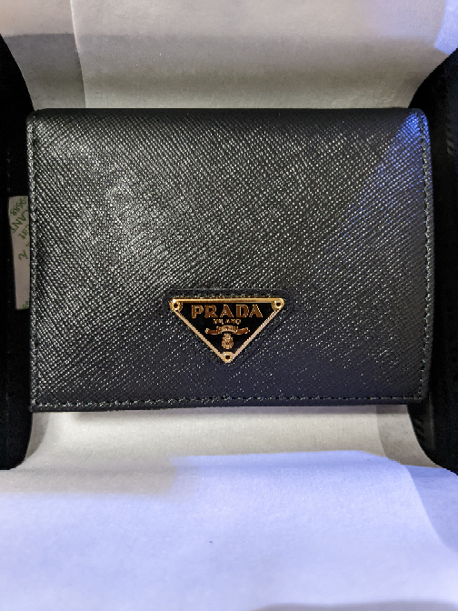 プラダ財布　本物 アマゾンでプラダの財布を買いました。18000円でしたが、本物でしょ