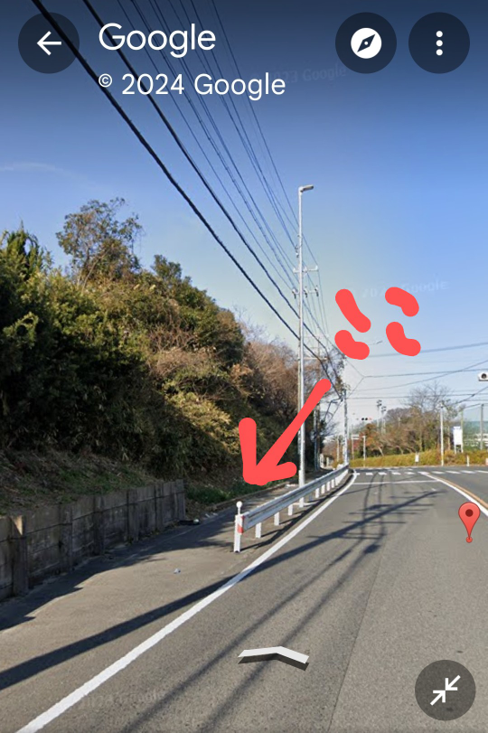 赤矢印で指した場所は、 路側帯ですか？ それとも歩道ですか？