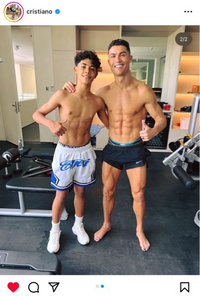 ん、クリロナの長男180cmある？！！
13歳だぞ？！！(今年の6月で14歳)

(ロナウドのインスタ投稿より) 