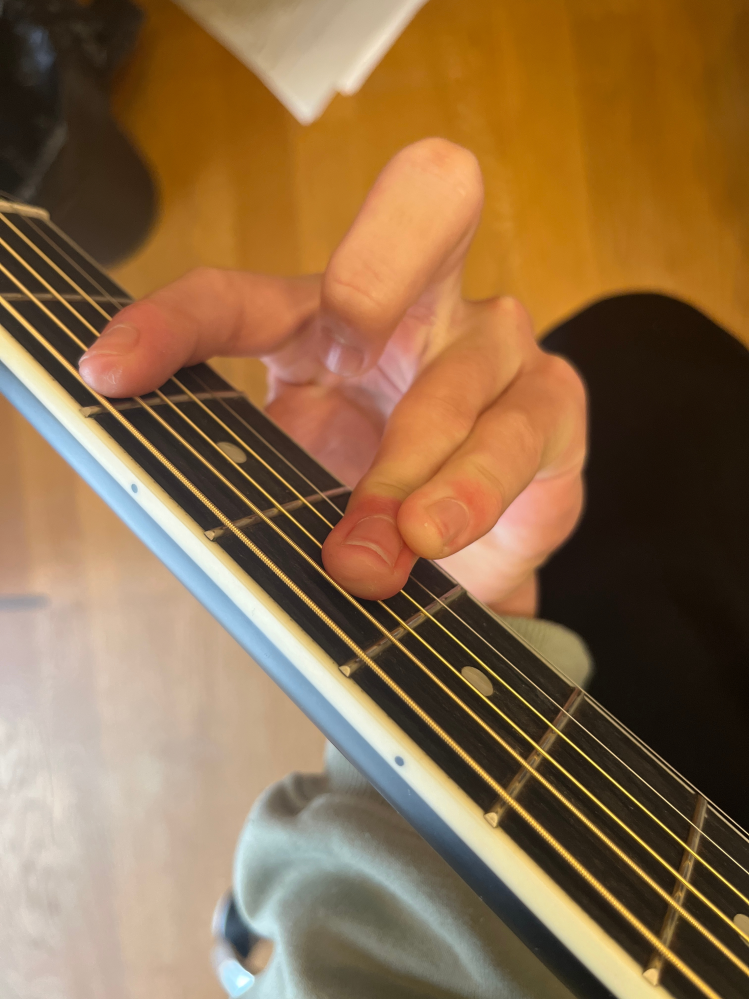 アコースティックギターでBのカードを抑える際、小指が薬指の上にくっついてしまいます。音はしっかりなるのですが、このままでいいんでしょうか？