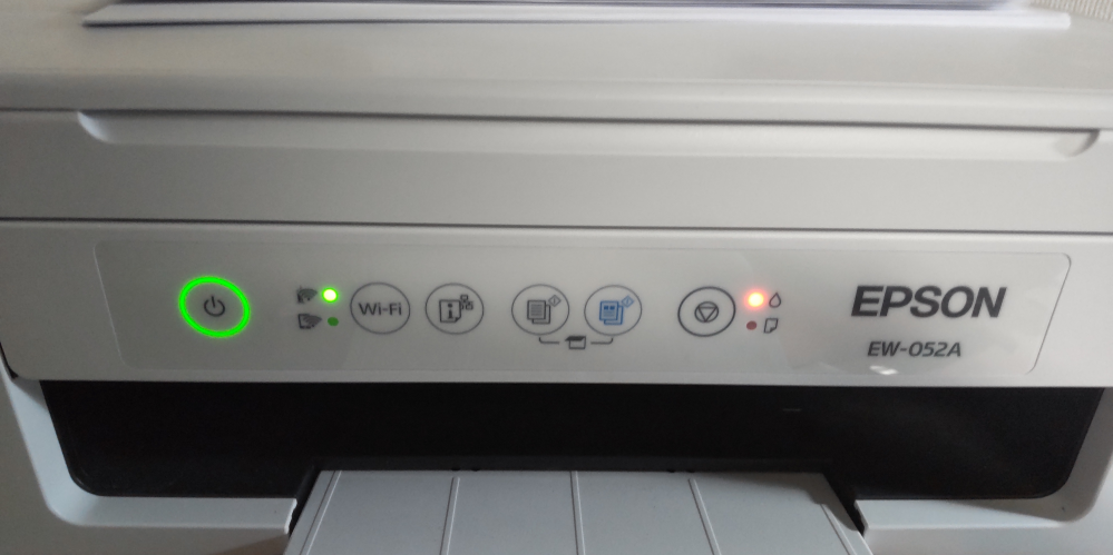EPSON EWー052A プリンターのエラーについて。 右のインク切れのオレンジのランプが点灯し、安い互換インクカートリッジに変えたのですが、何枚か印刷後に印刷物が線が入るような霞むような状態...