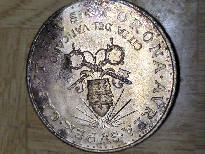 バチカンのものとはわかりますが貨幣なのかメダルなのか？直径３５ミリ、重量１５．６８グラム重み感じます。ローマ法王とおぼしき人が刻印されてます。