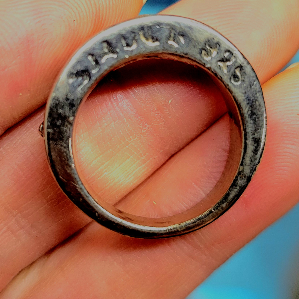 この指輪に書いてある文字を分かる人いますか？？