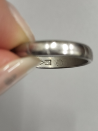 写真の指輪について質問です。母が50年前位に結婚指輪として購入したの 