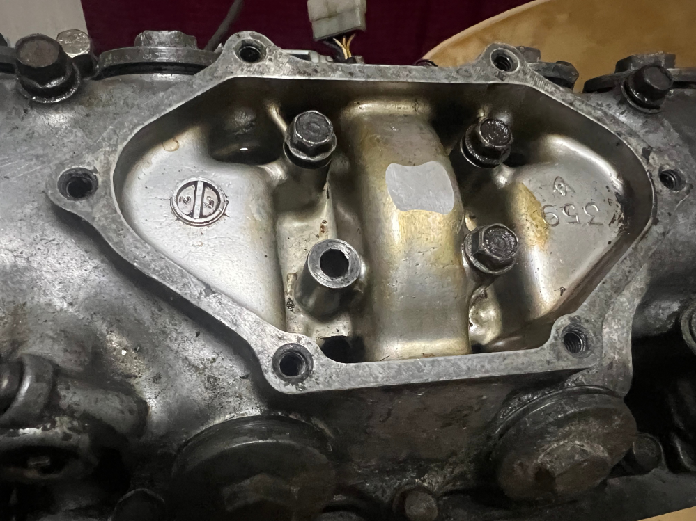 CB400Fバイクのエンジンネジ折れシリンダーヘッドを外す際に一本ネジを 