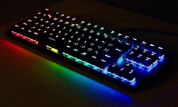 今この有線のキーボード使ってるんですが以前までは虹色だったのに今日使ったら白色になってました何故でしょうか？