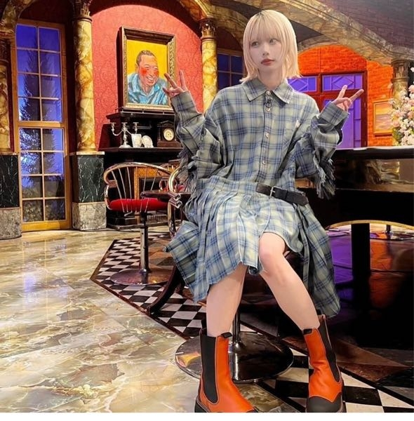 あのちゃんが着ているチェックのワンピースどこのブランドか