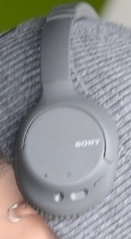 写真のヘッドホンはsonyのWH-710nでしょうか？グレーに見えますが... - Yahoo!知恵袋